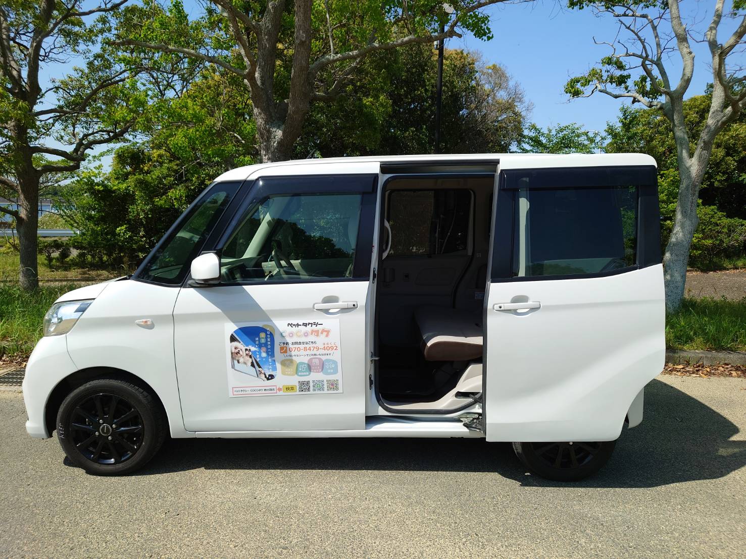 スライドドアを開けた車内の様子