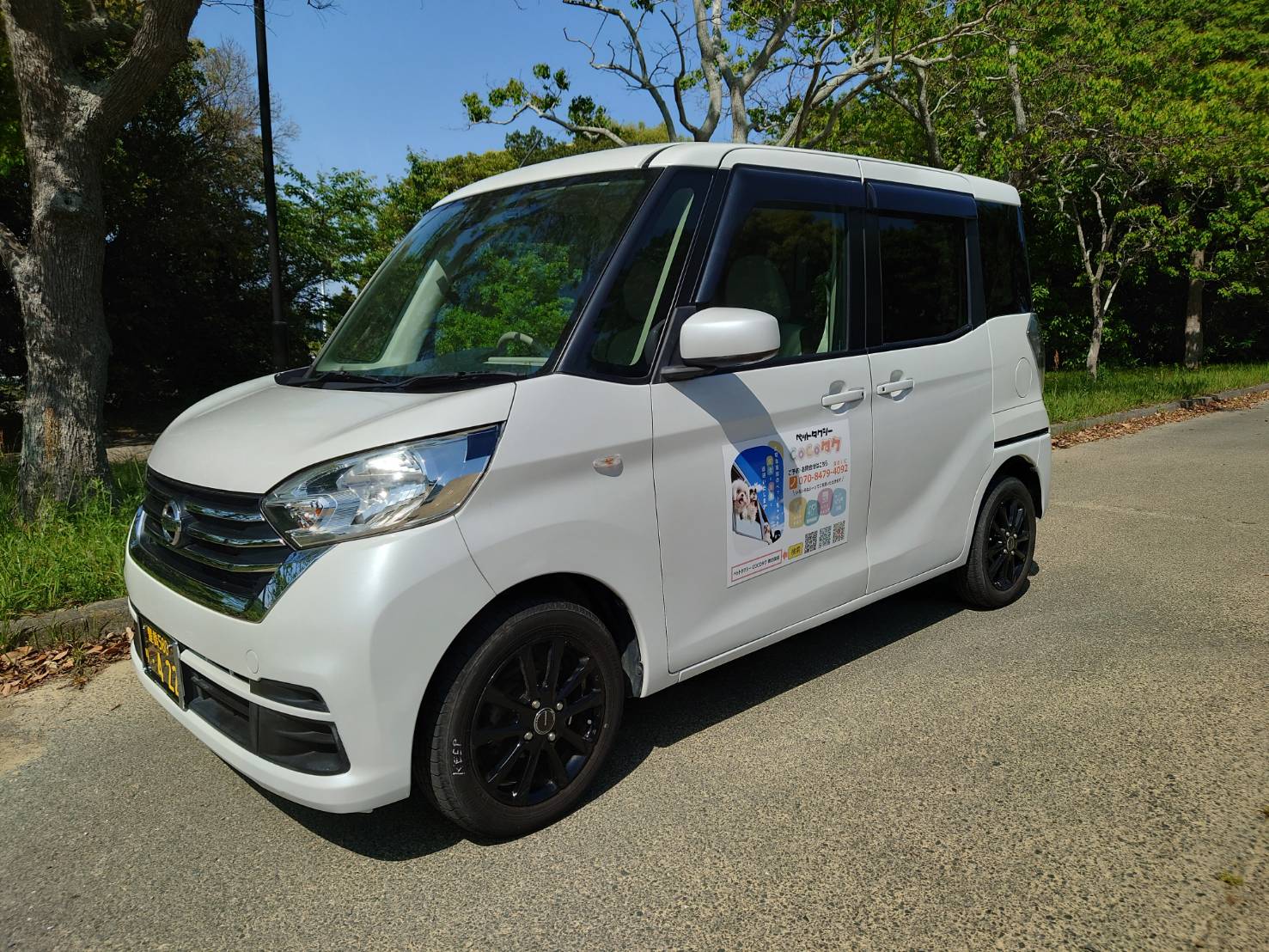 COCOタク穂の国店の専用車両（前方斜め・ロゴ入り）