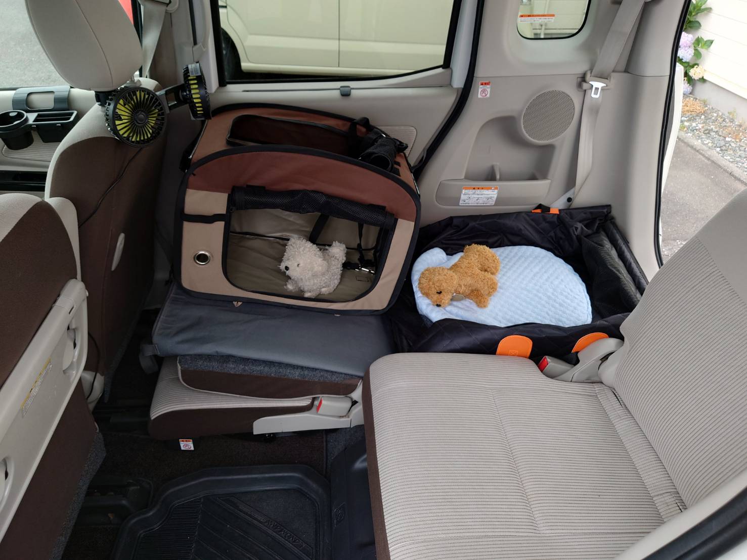 ソフトクレートとペット用送風ファンを設置した車内