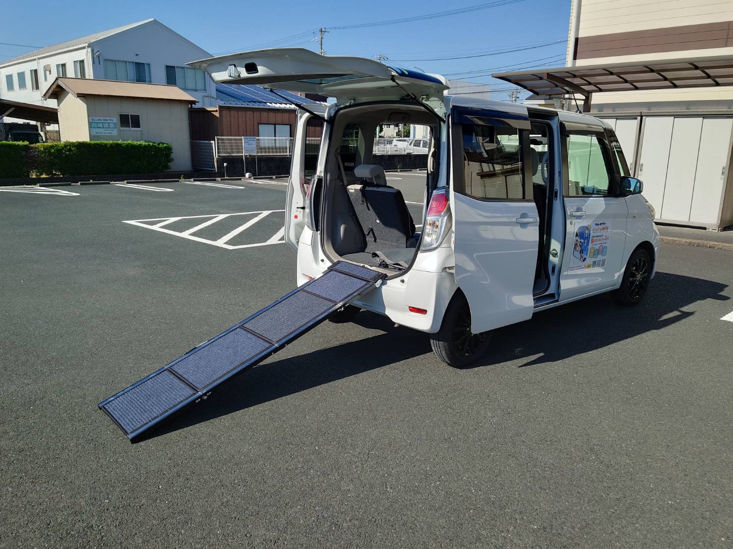 リアゲートからスロープを展開した専用車両（側面）